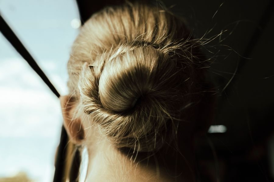 Donna — Chignon biondo